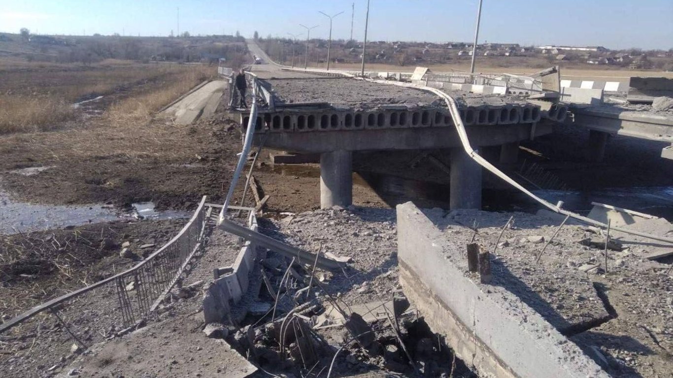 Оккупанты разбомбили мост между Энергодаром и Запорожьем. Фото, видео
