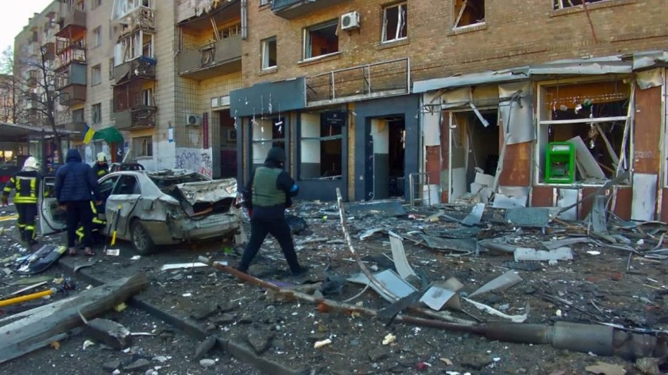 Стало известно о жертвах после падения осколков русской ракеты в Киеве на Куреневке