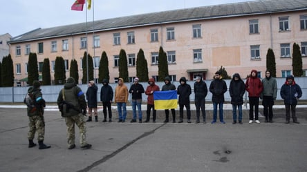 Спасали собственные задницы: в Одесской области пограничники задержали 13 мужчин - 285x160