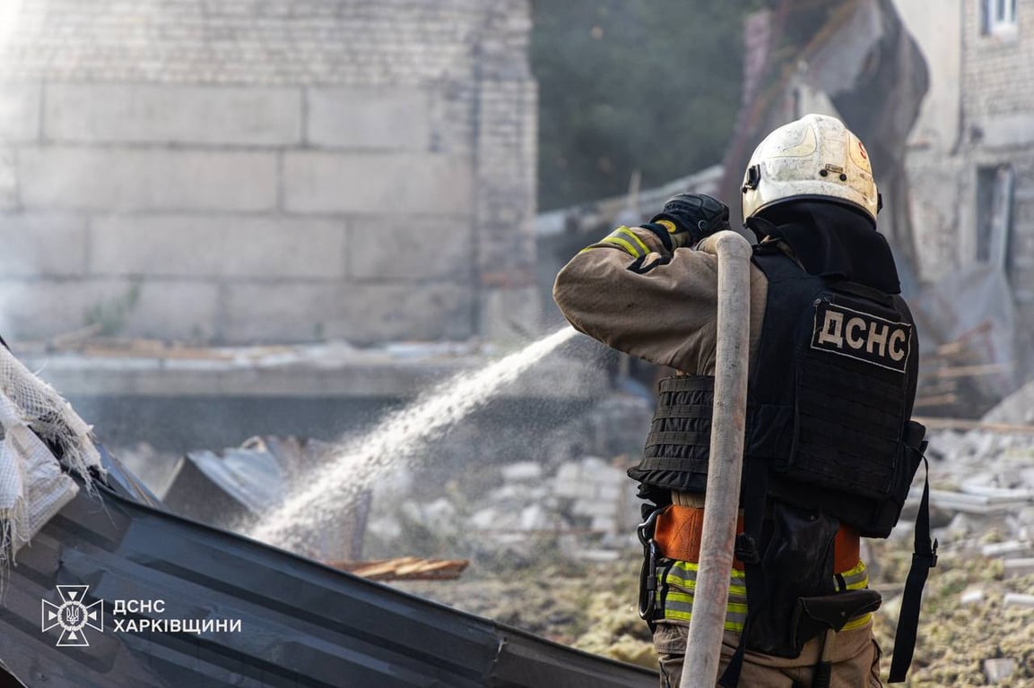 Пожежі після російського удару по медзакладу у Харкові