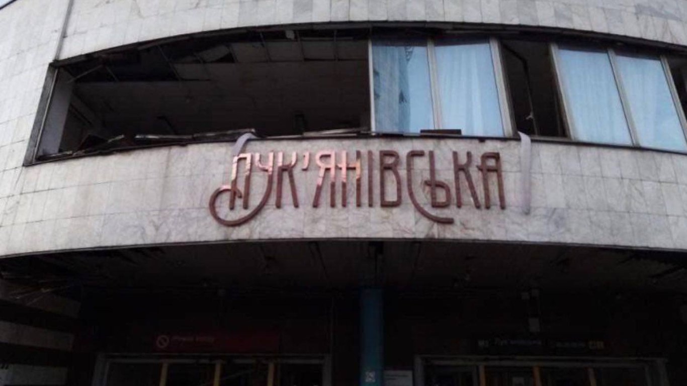 Метро Киев - в центре города из-за обстрелов пострадал вестибюль одной из станций - фото