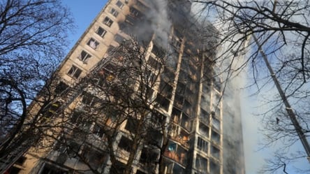 Ракетный обстрел Киева: на Святошине до сих пор тушат разрушенную 16-этажку. Фото - 285x160