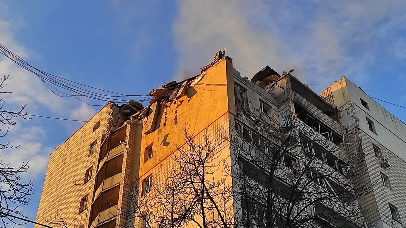 Росіяни обстріляли житловий район Києва: обвалився 12-поверховий будинок. Фото