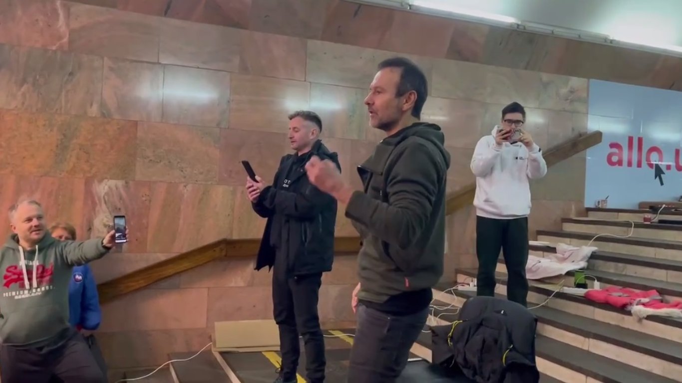 Во время обстрелов Вакарчук пел для харьковчан в метро