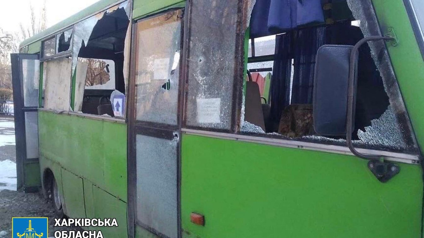 Оккупанты обстреляли эвакуационный автобус в Харьковской области - фото