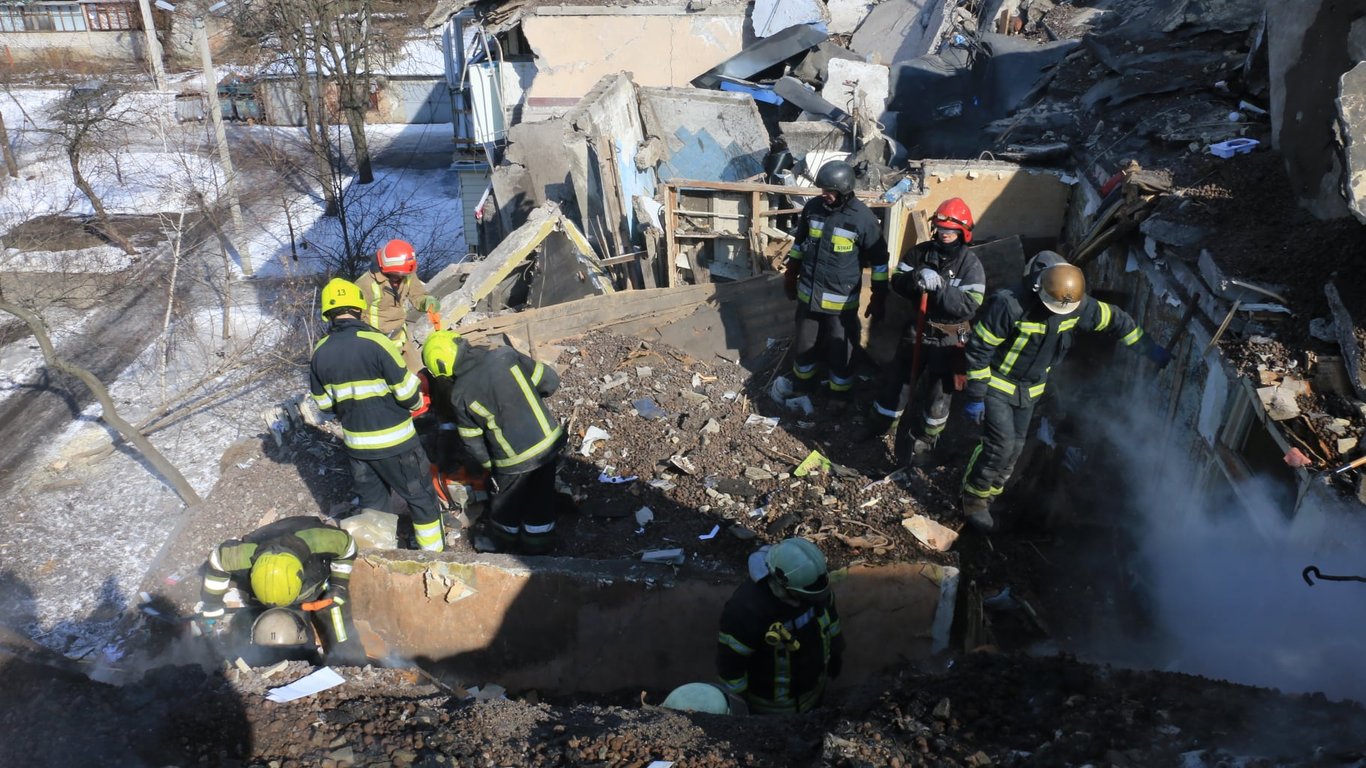 У Харкові рятувальники дві доби витягують людей з-під завалів будівлі, що впала після обстрілу будівлі