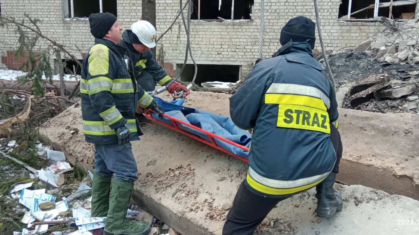 В Харькове из-под завалов разрушенных построек достали тело человека
