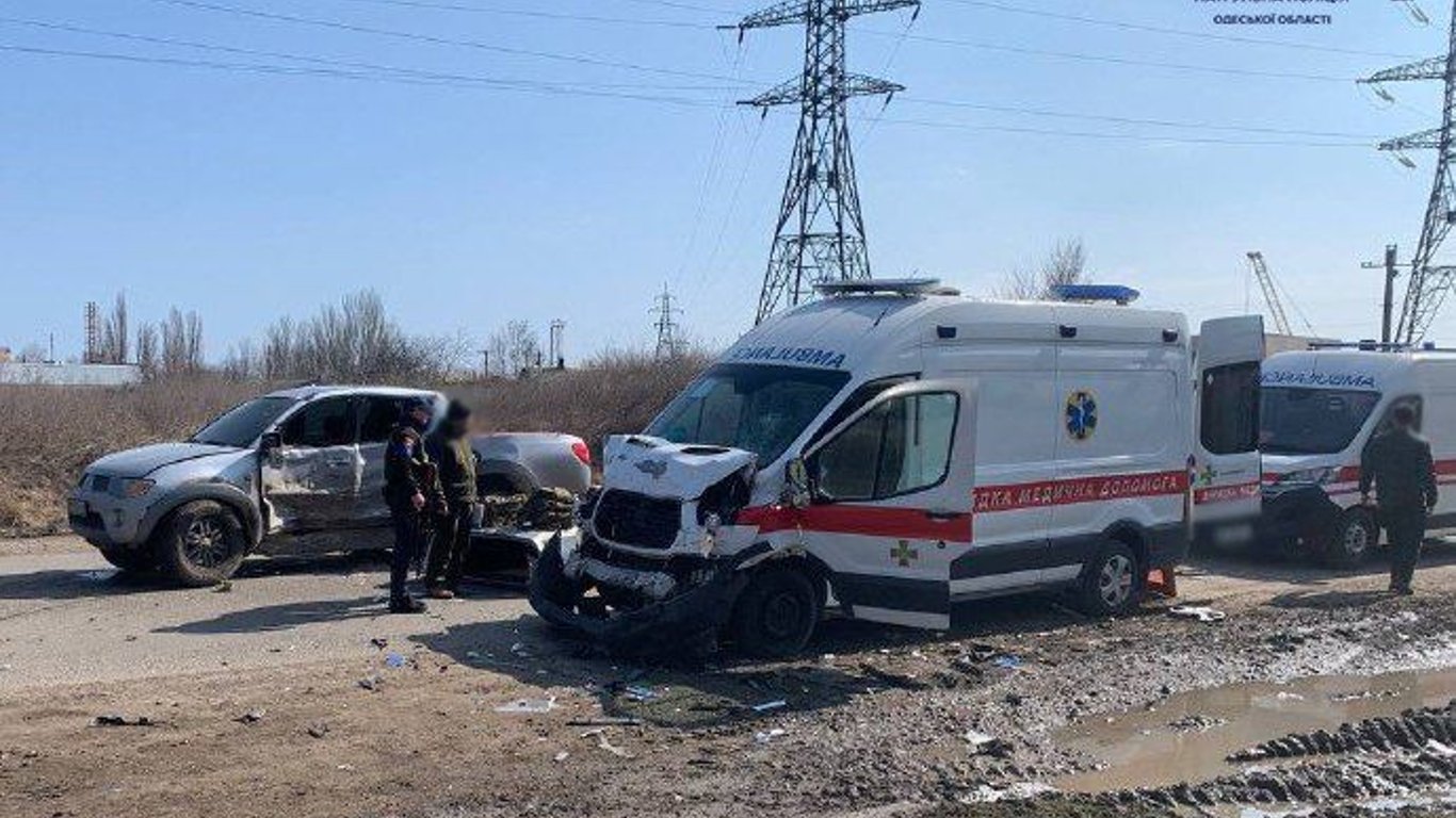 В Одессе легковушка столкнулась с машиной "скорой": есть пострадавшие