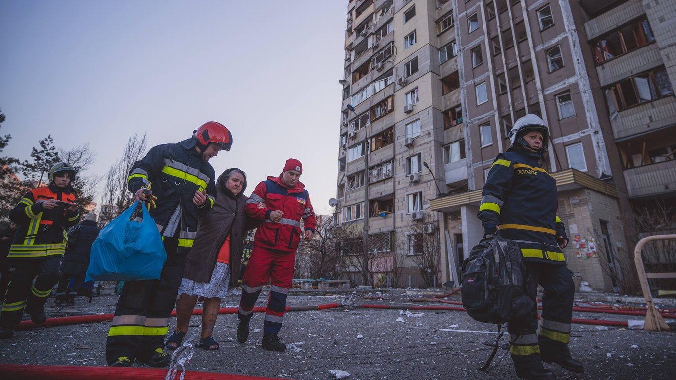 У Києві залишки збитої ракети впали на багатоповерхівку: є руйнування і загиблий. Фото