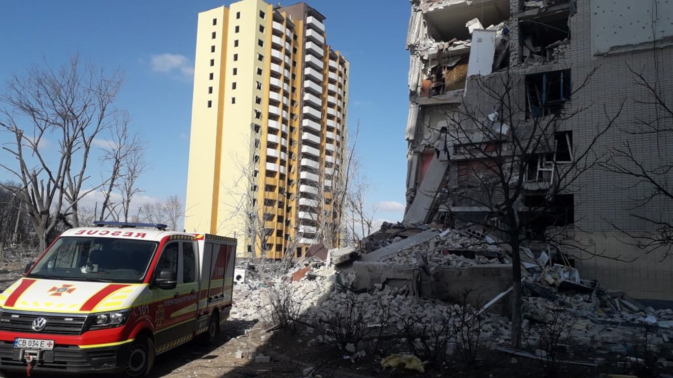 В Чернигове в результате авиаудара по общежитию погибла семья с детьми