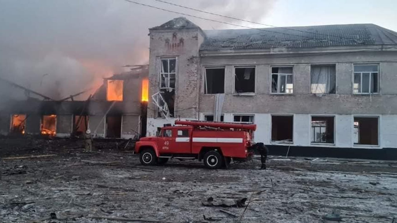 Оккупанты обстреляли город на Харьковщине – ракеты попали в школу