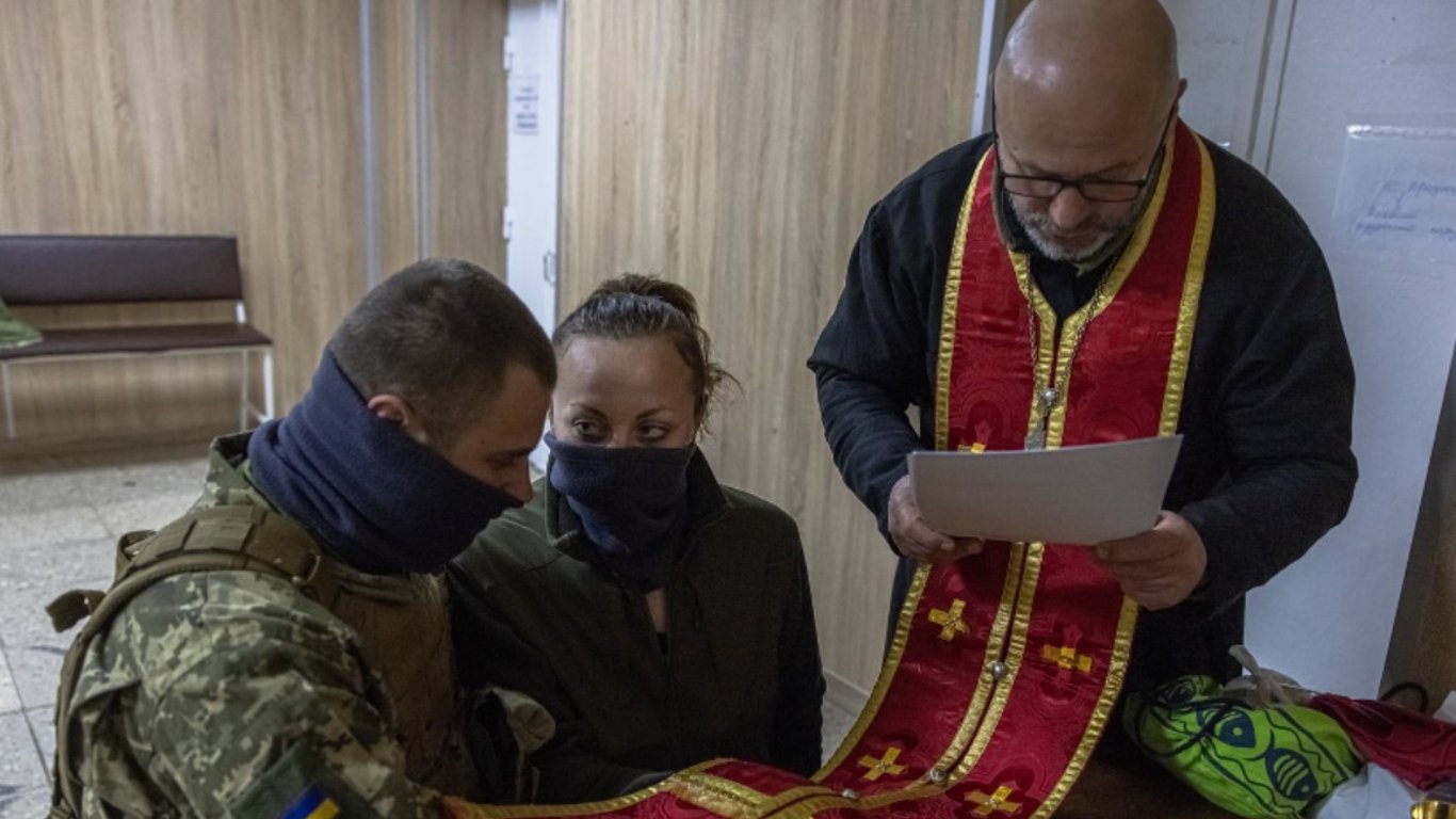 Под Киевом прямо в госпитале обвенчались украинские военные. Фото