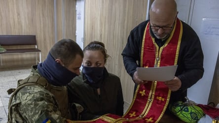 Война войной, а свадьбе быть: в Броварах прямо в госпитале обвенчались украинские военные. Фото - 285x160