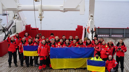 На ледоколе "Ноосфера" развернули украинский флаг. Фото - 285x160