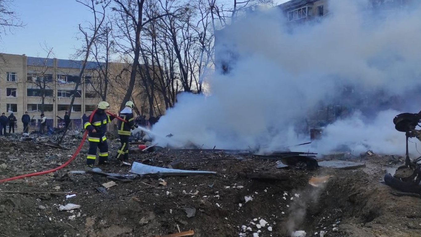Ракетный удар повредил жилой дом в Подольском районе - фото - видео