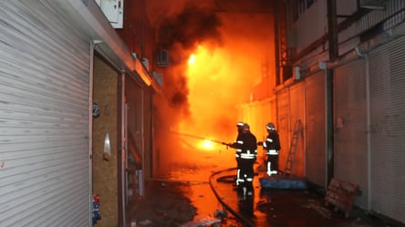 В Харькове почти сутки горит рынок "Барабашово": один спасатель погиб. Фото - 285x160