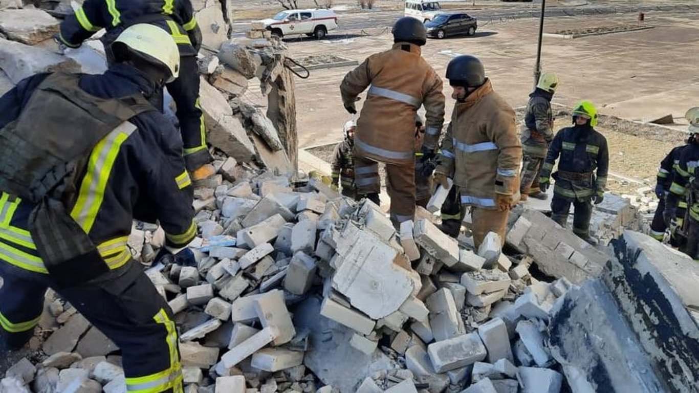 В Харькове достали мужчину из-под завалов рухнувшего здания