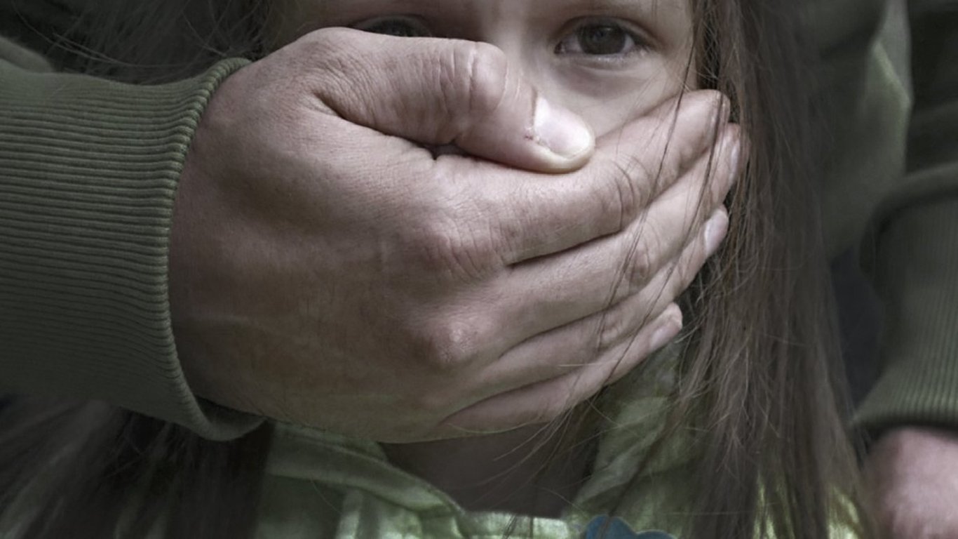 Чоловік систематично ґвалтував дочок своєї співмешканки у Києві