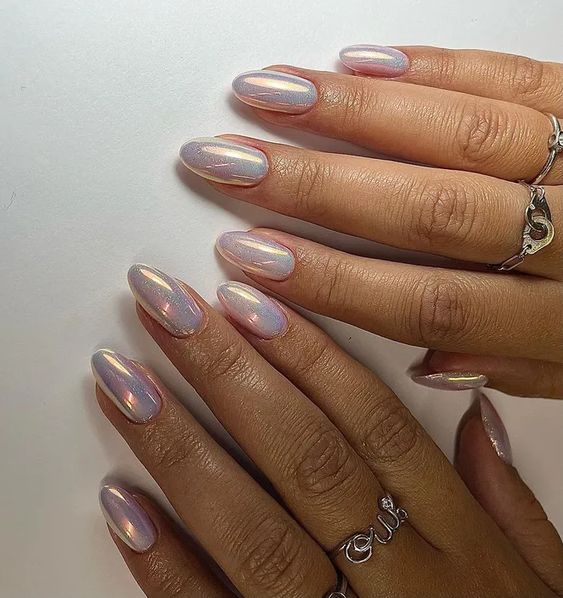 Стильный хромированный маникюр