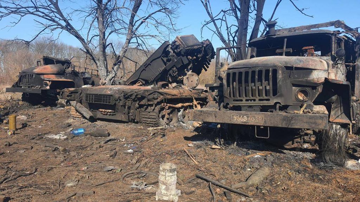 Война в Украине - в Сумской области украинские защитники уничтожили колонну вражеской техники