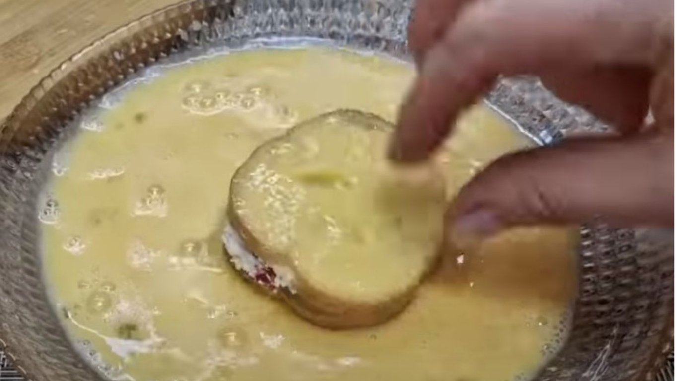 смачний сніданок з сиром та хлібом 