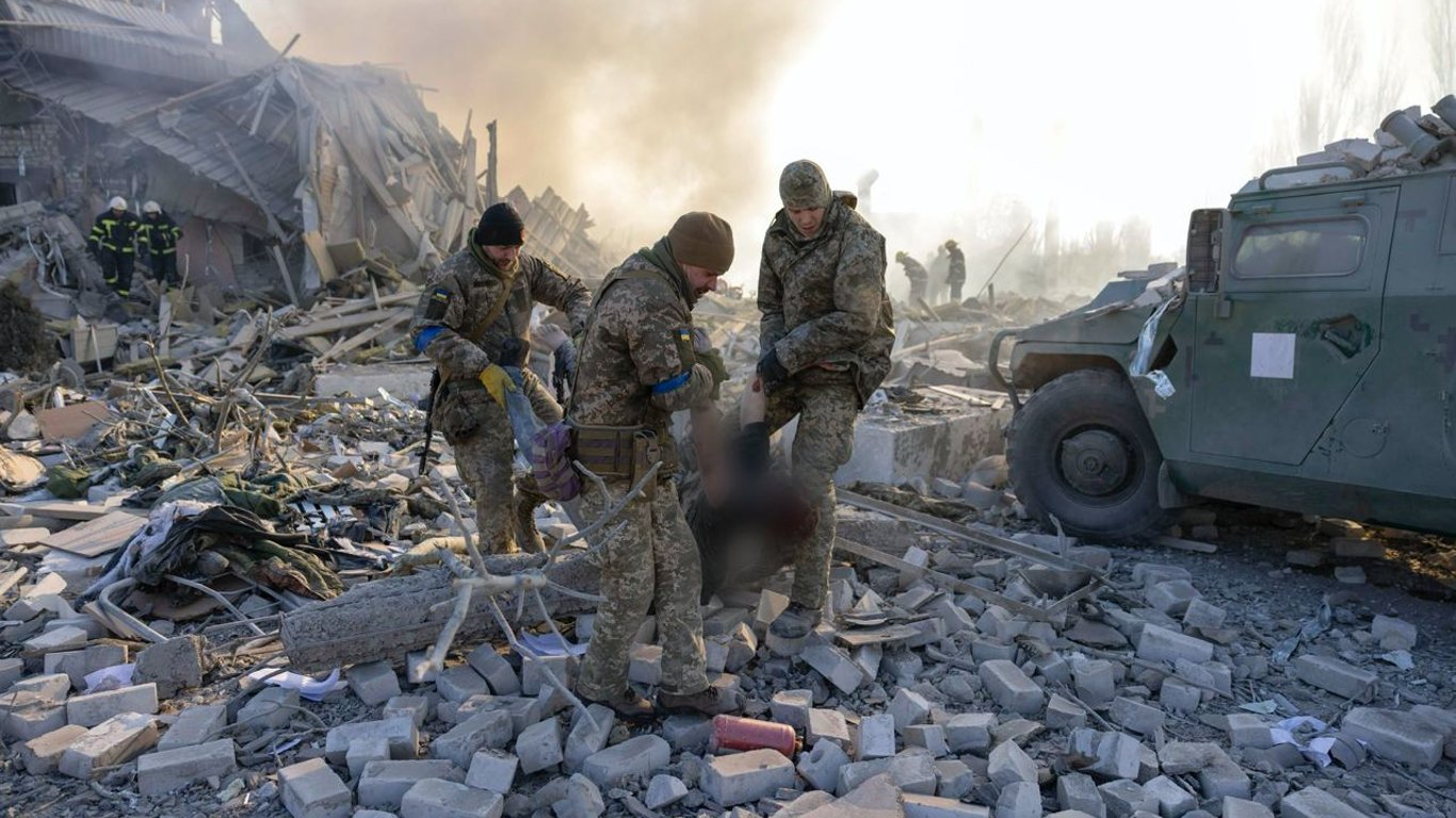 У Миколаєві ракета окупантів потрапила в казарму українських військових