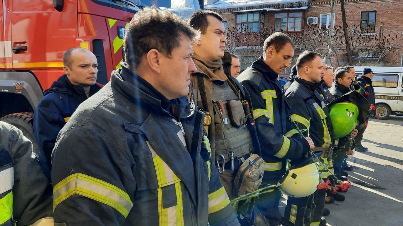 В Харькове простились со спасателем, погибшим во время обстрела рынка Барабашово