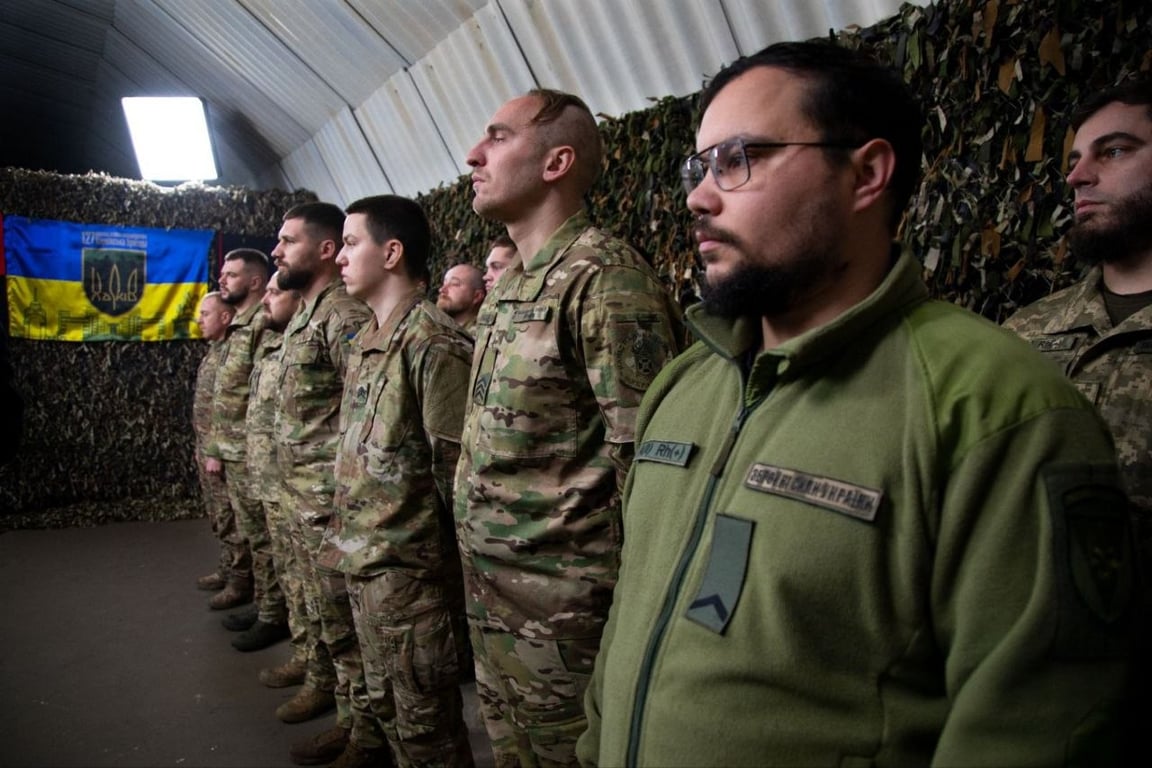 Сирський нагородив бійців