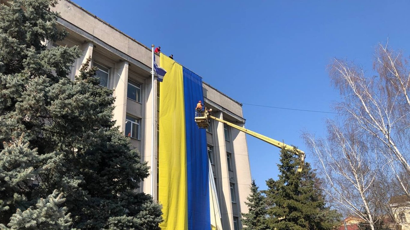 На будівлі міськради в Херсоні знову вивісили прапор України. Фото