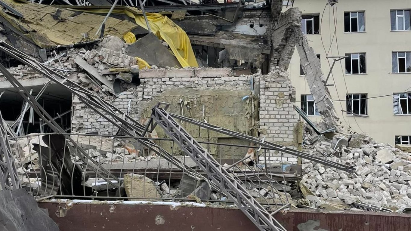 Ракетная атака в Изюме: в заваленных подвалах могут быть люди
