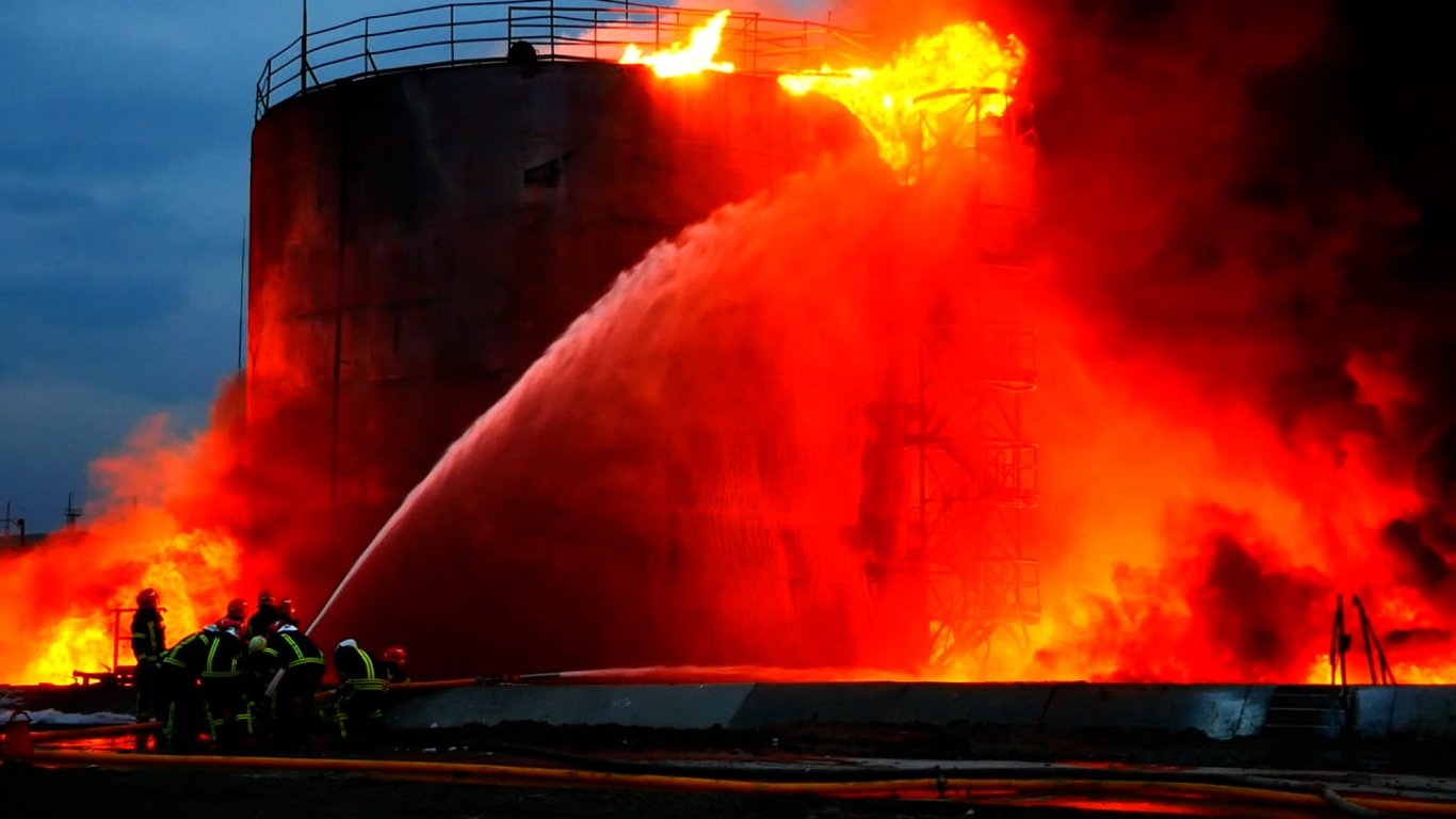 Нафтобаза в Дубно знищена після ракетного удару
