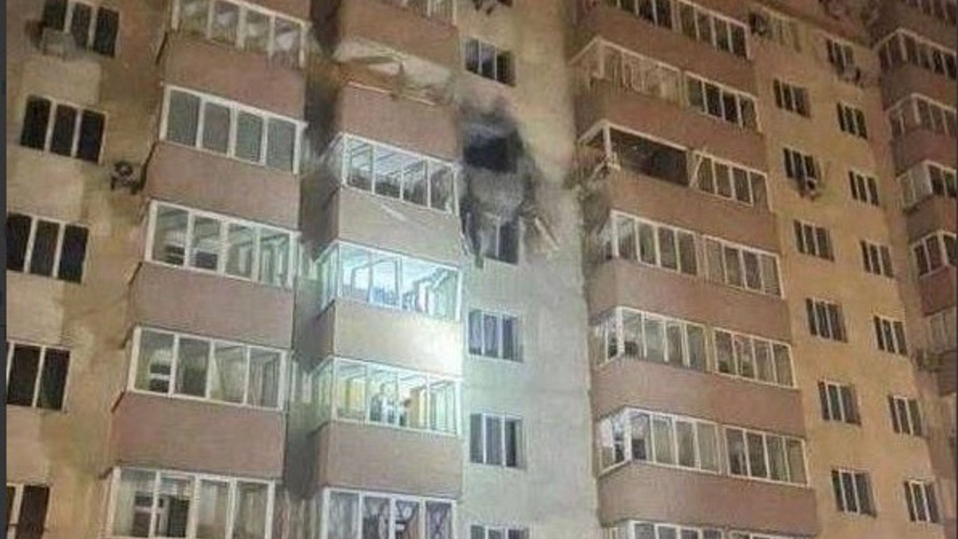 Війська росії знову обстріляли Київ: уламки ракети потрапили до багатоповерхового житлового будинку