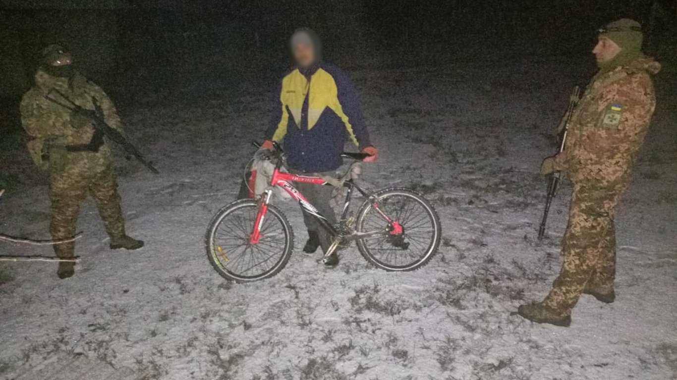 До Молдови на велосипеді — на Одещині прикордонники затримали порушника кордону