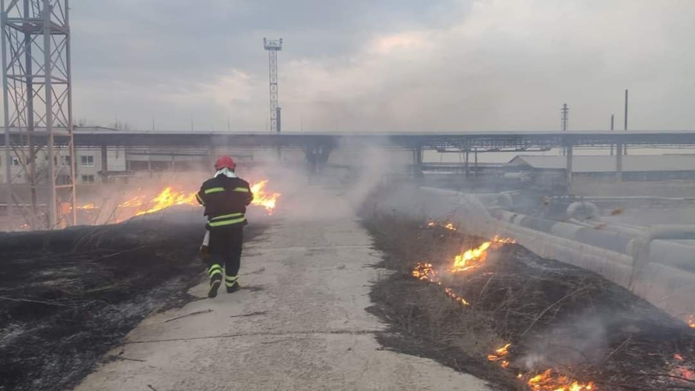 В результате обстрелов в Луганской области загорелись десятки жилых домов, школа и нефтехранилище