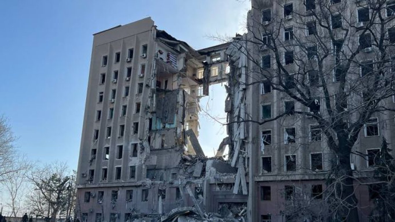 Ракетний удар по Миколаївській ОДА: кількість жертв продовжує зростати
