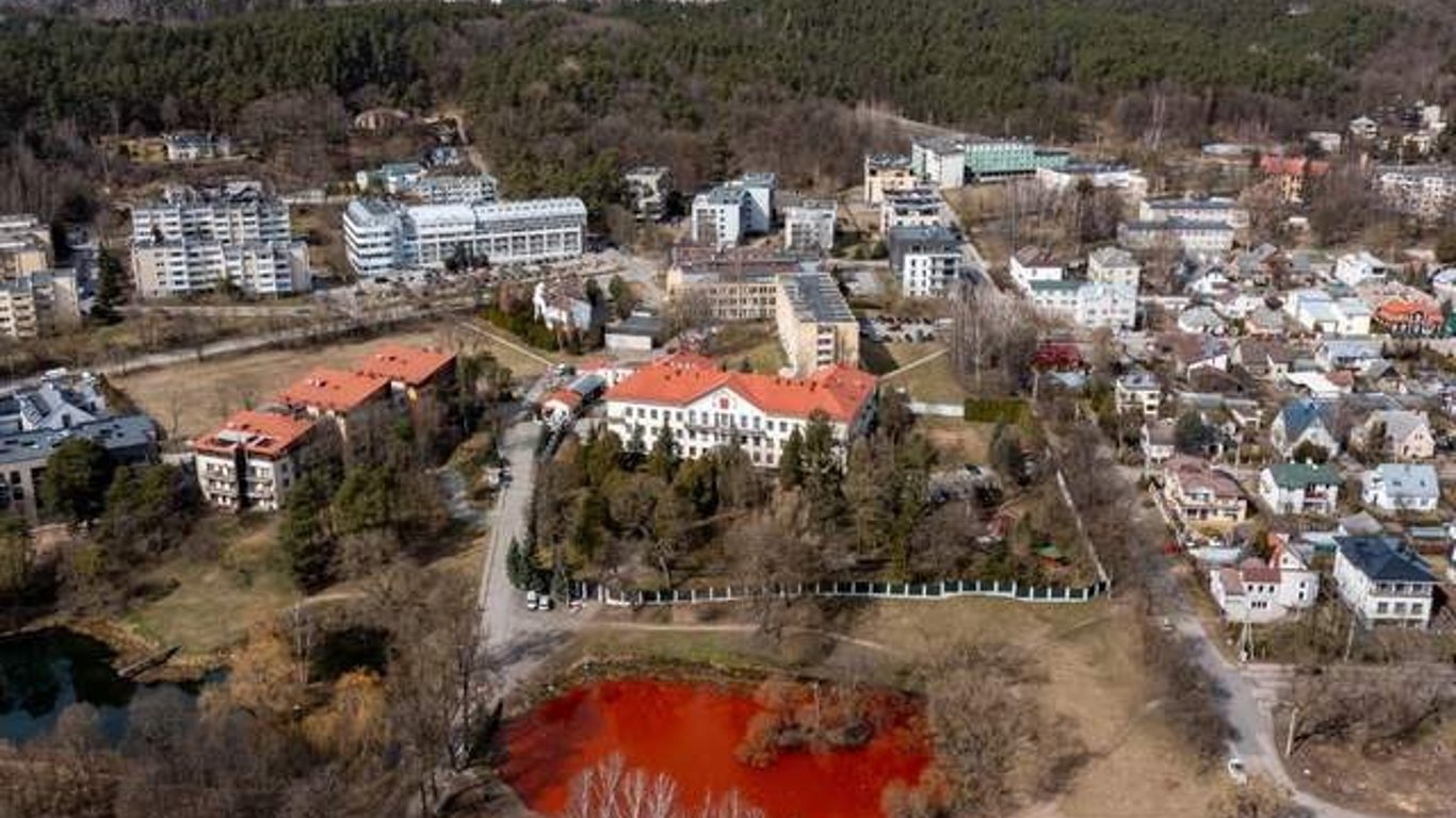 Воду в пруду у российского консульства Литвы выкрасили в кровавый цвет