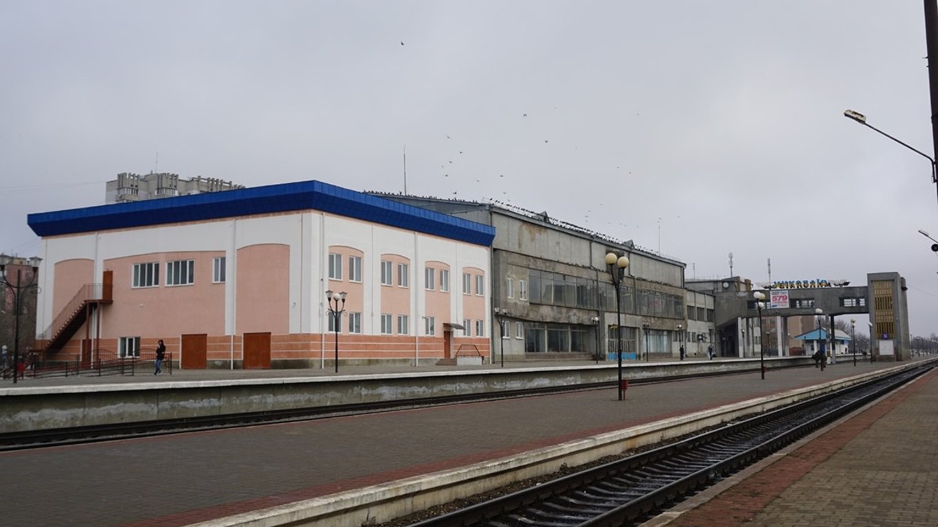 Оккупанты разбомбили железнодорожный вокзал в Николаеве