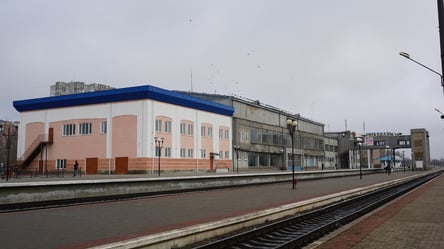 Оккупанты разбомбили железнодорожный вокзал в Николаеве - 285x160