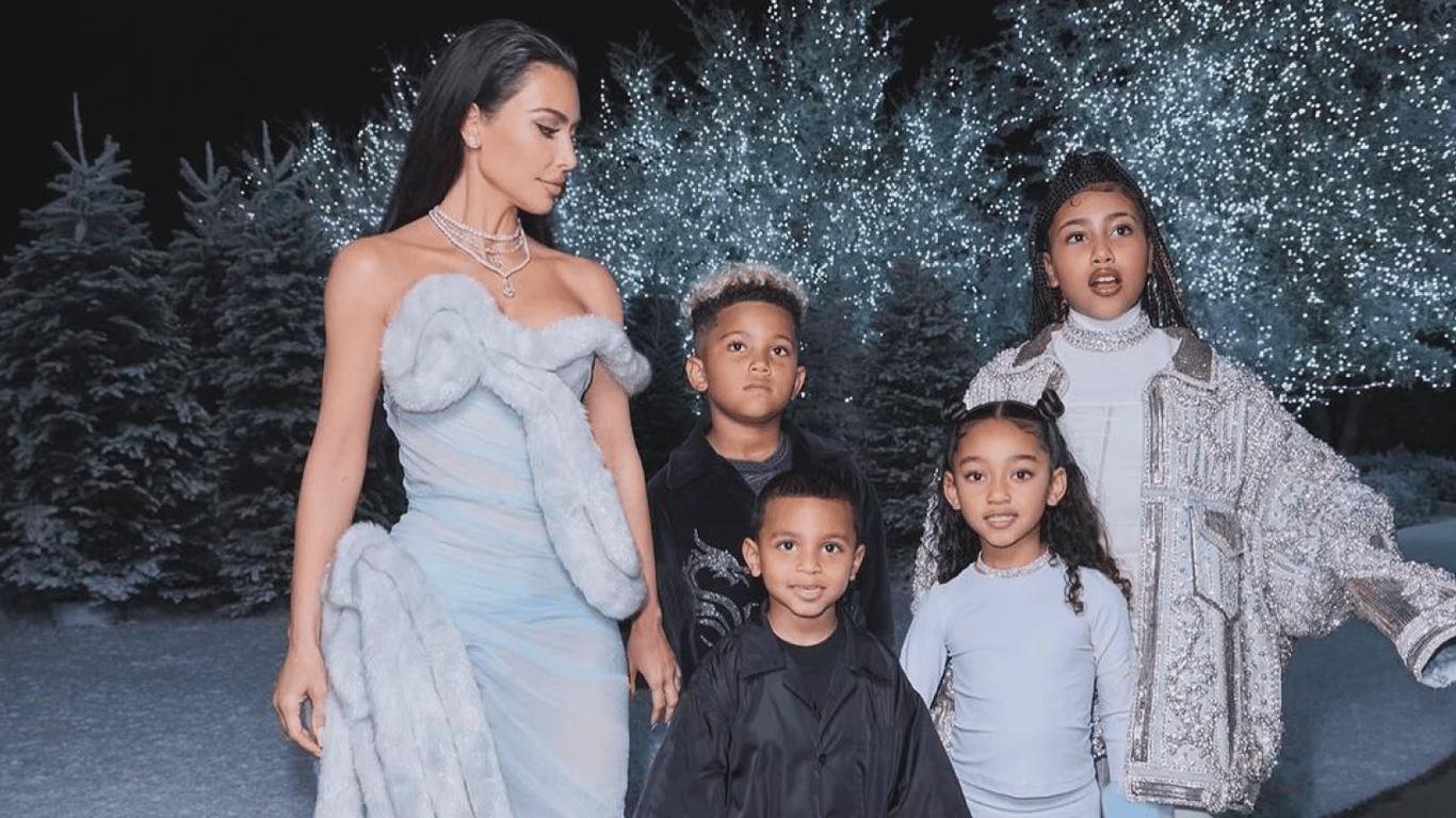 В меху и серебре — Ким Кардашьян показала рождественскую фотосессию с детьми