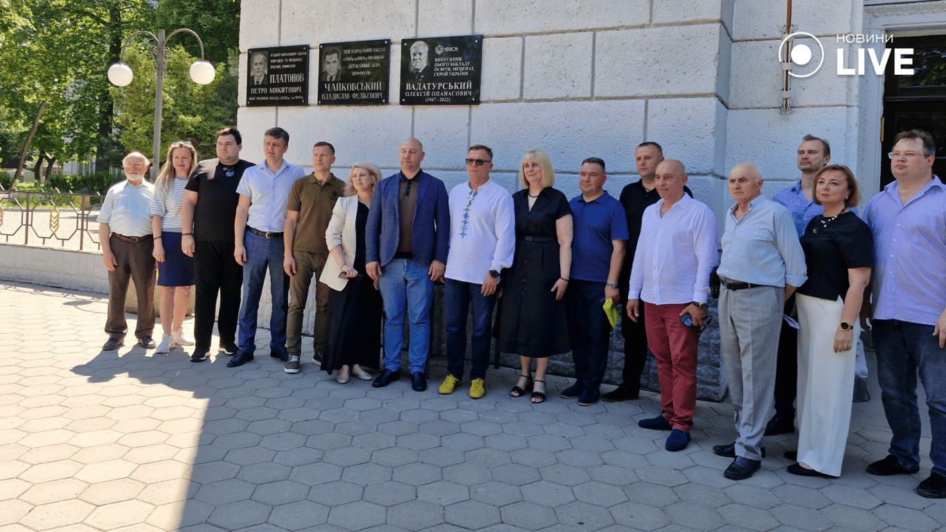 В Одесі відкрили меморіальну дошку Вадатурському
