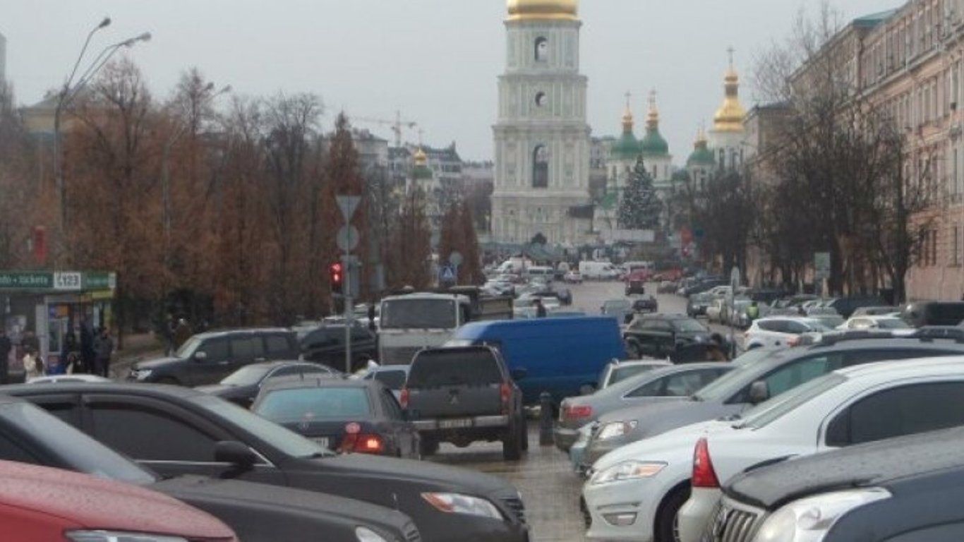 В Киеве ввели бесплатную парковку на улицах города: детали