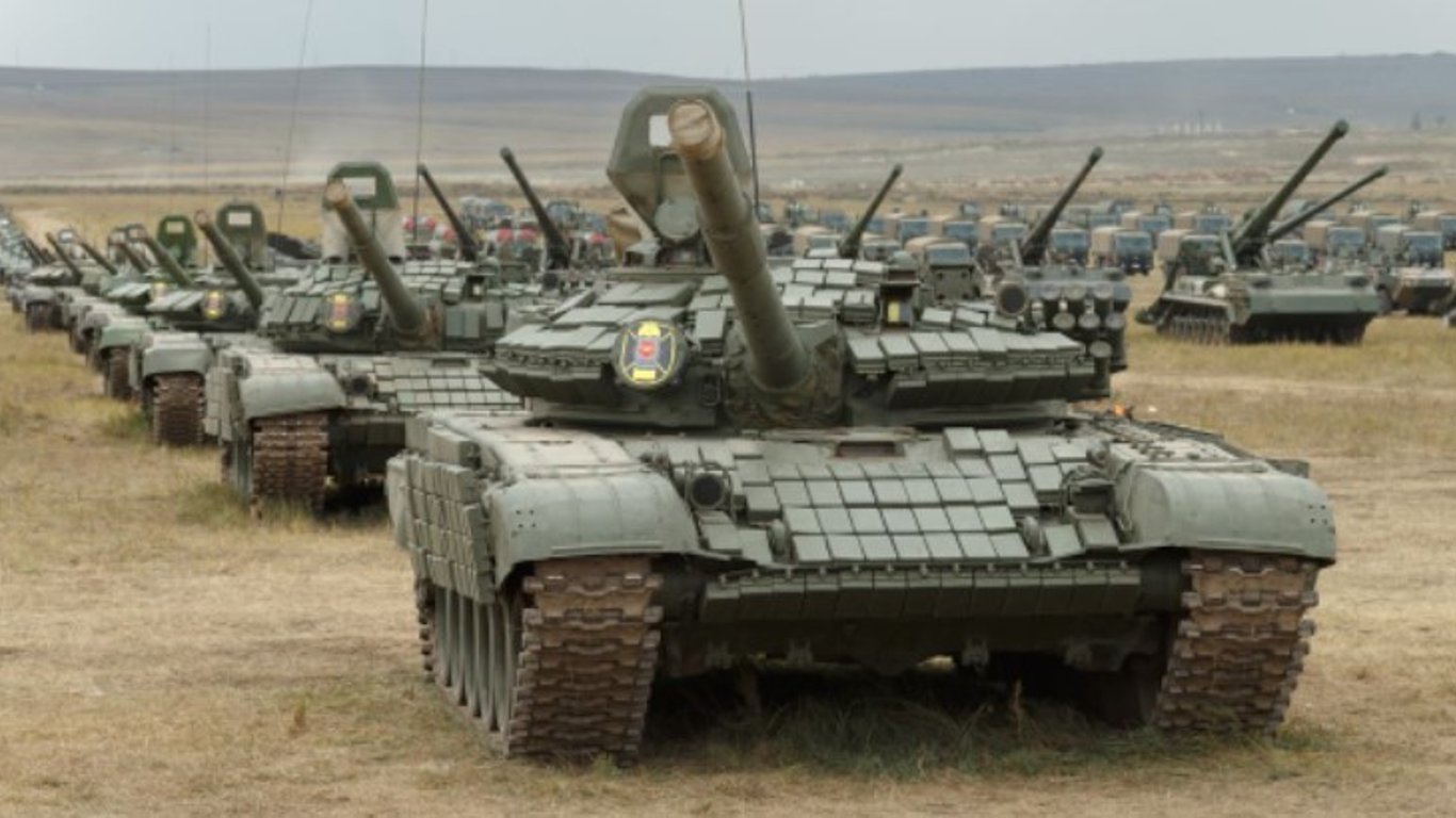 рф стягивает военную технику к границе восточной Украины: фото со спутника