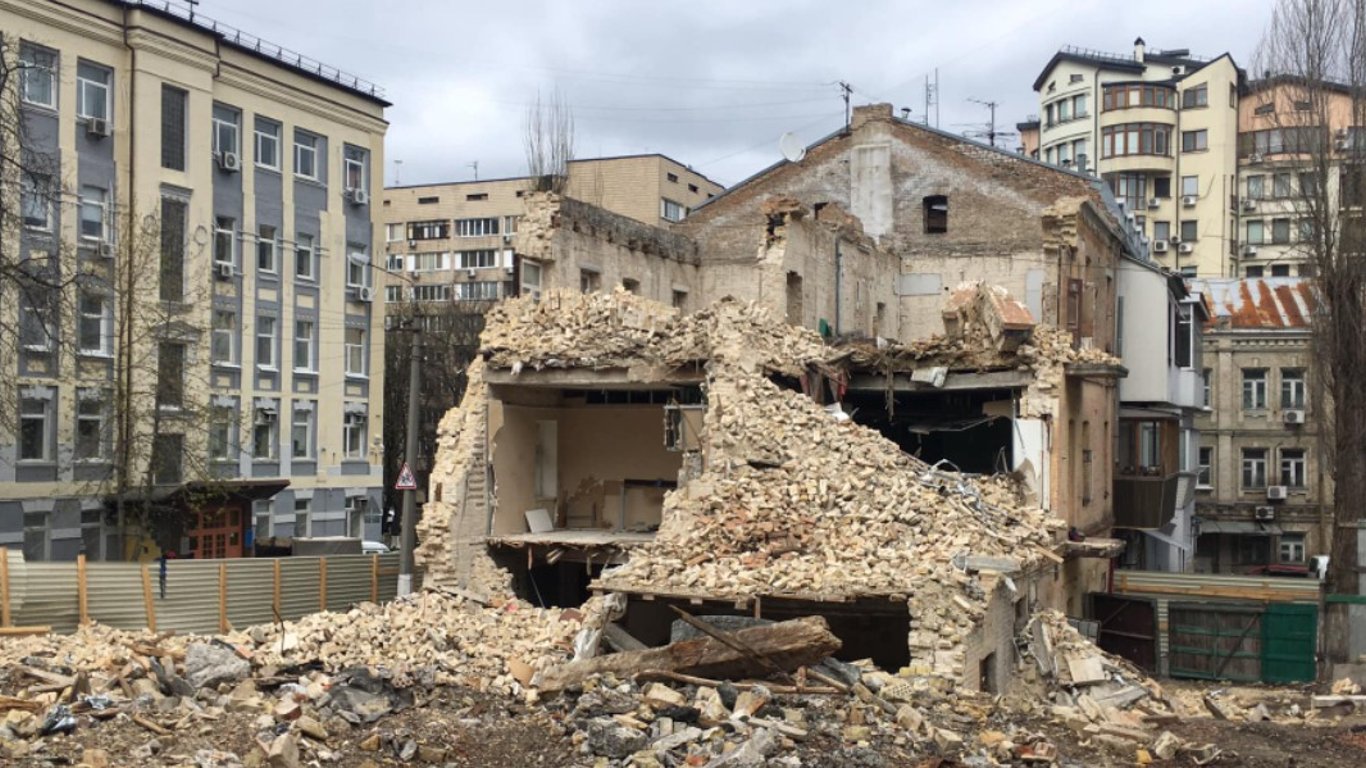 У розпал війни у Києві вирішили знести історичну будівлю, але хлопці з фронту зупинили забудовника