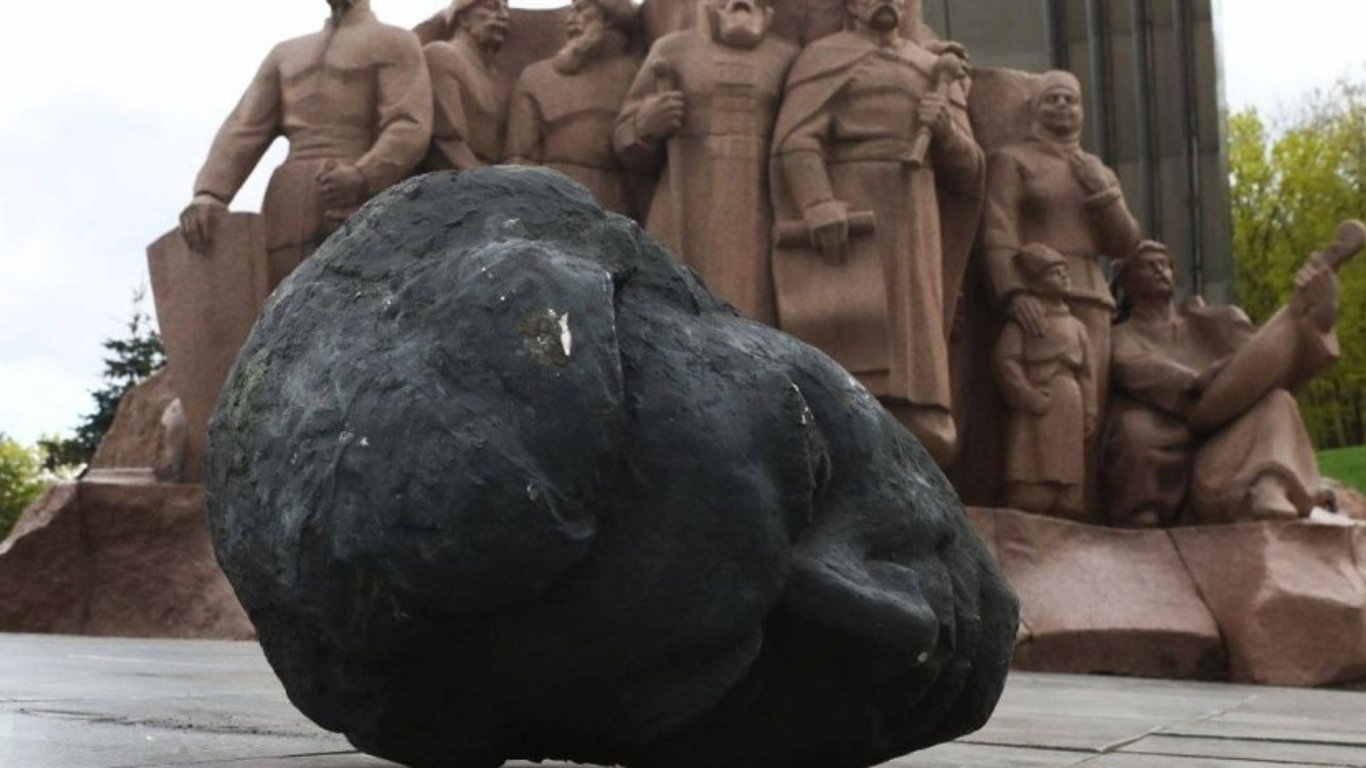Під час демонтажу скульптури "дружби народів" в російського робітника відпала голова