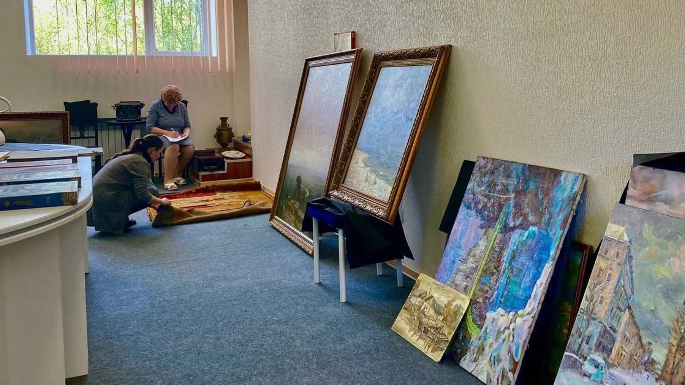 россияне украли уникальные экспонаты из музеев Мариуполя - фото