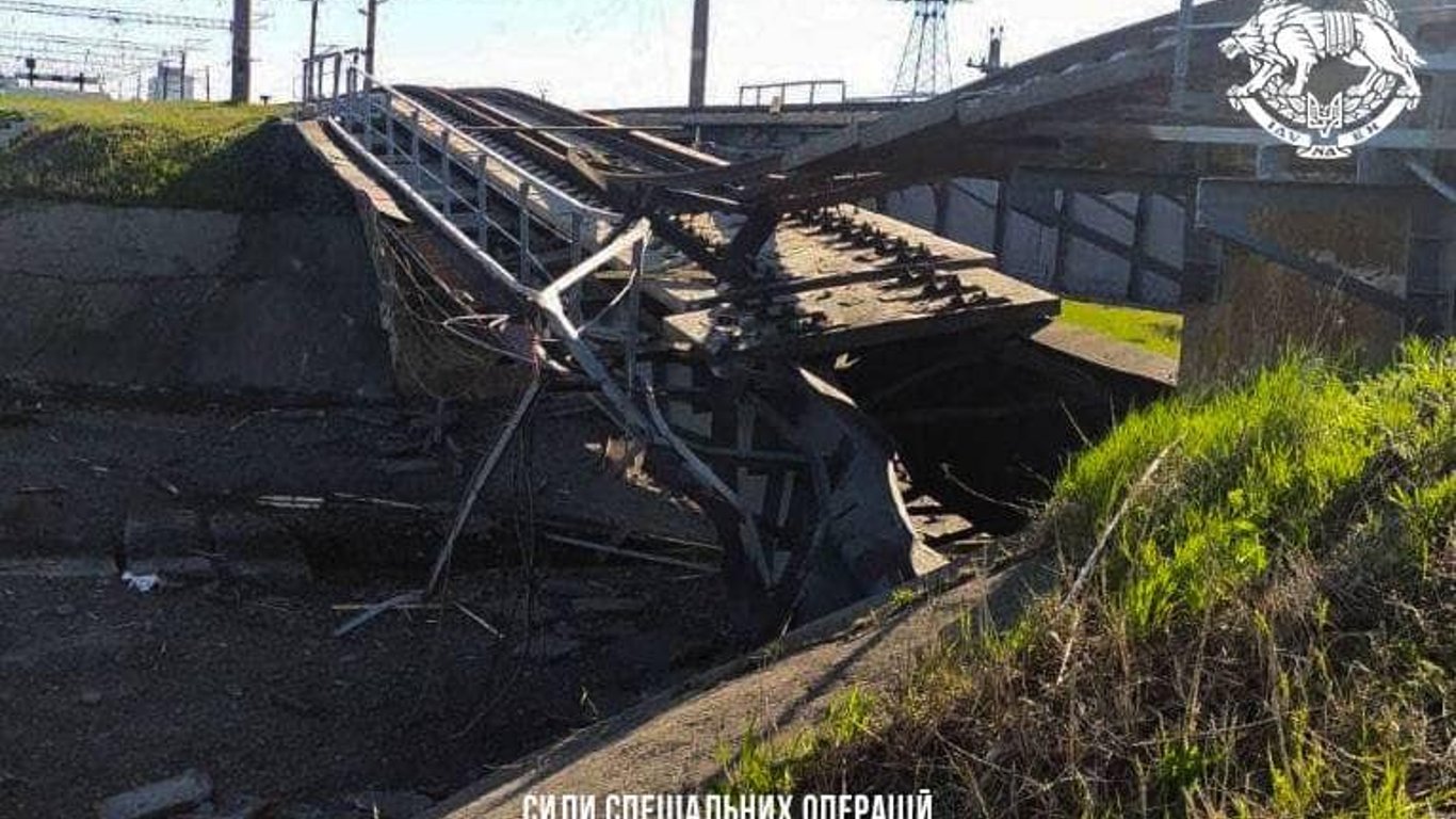 ВСУ уничтожили мост, по которому оккупанты возили оружие из Крыма