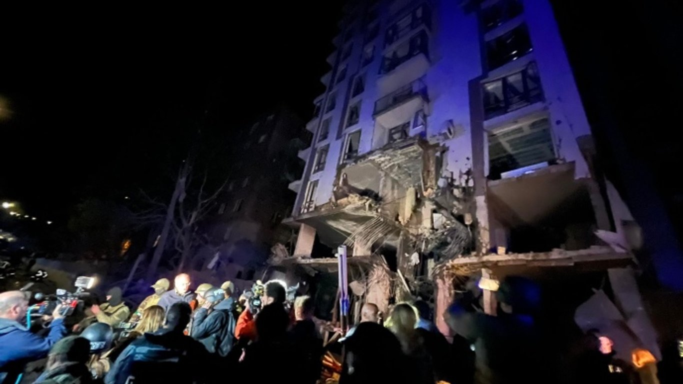 Після обстрілу жилого будинку у Києві затримали ймовірних "корегувальників вогню"