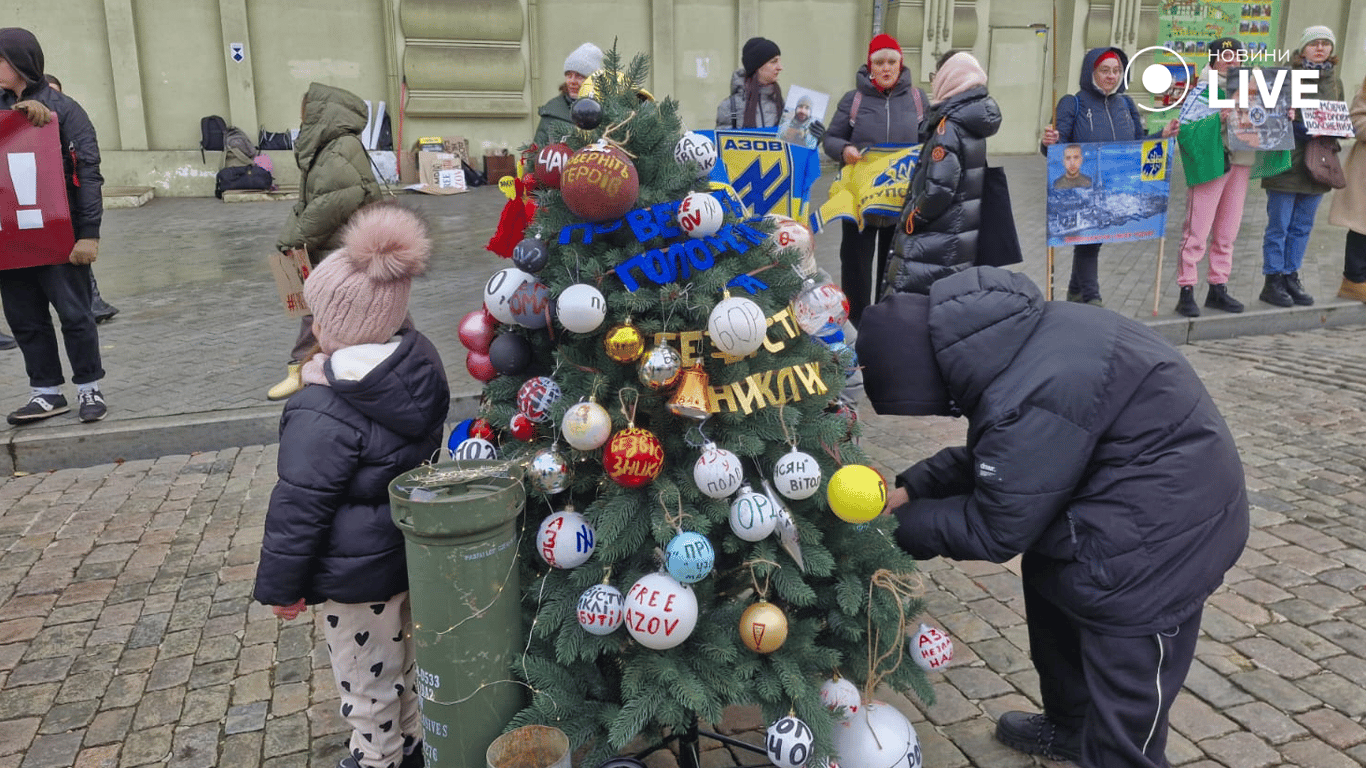 В центрі Одеси встановили незвичайну ялинку — фоторепортаж - фото 3