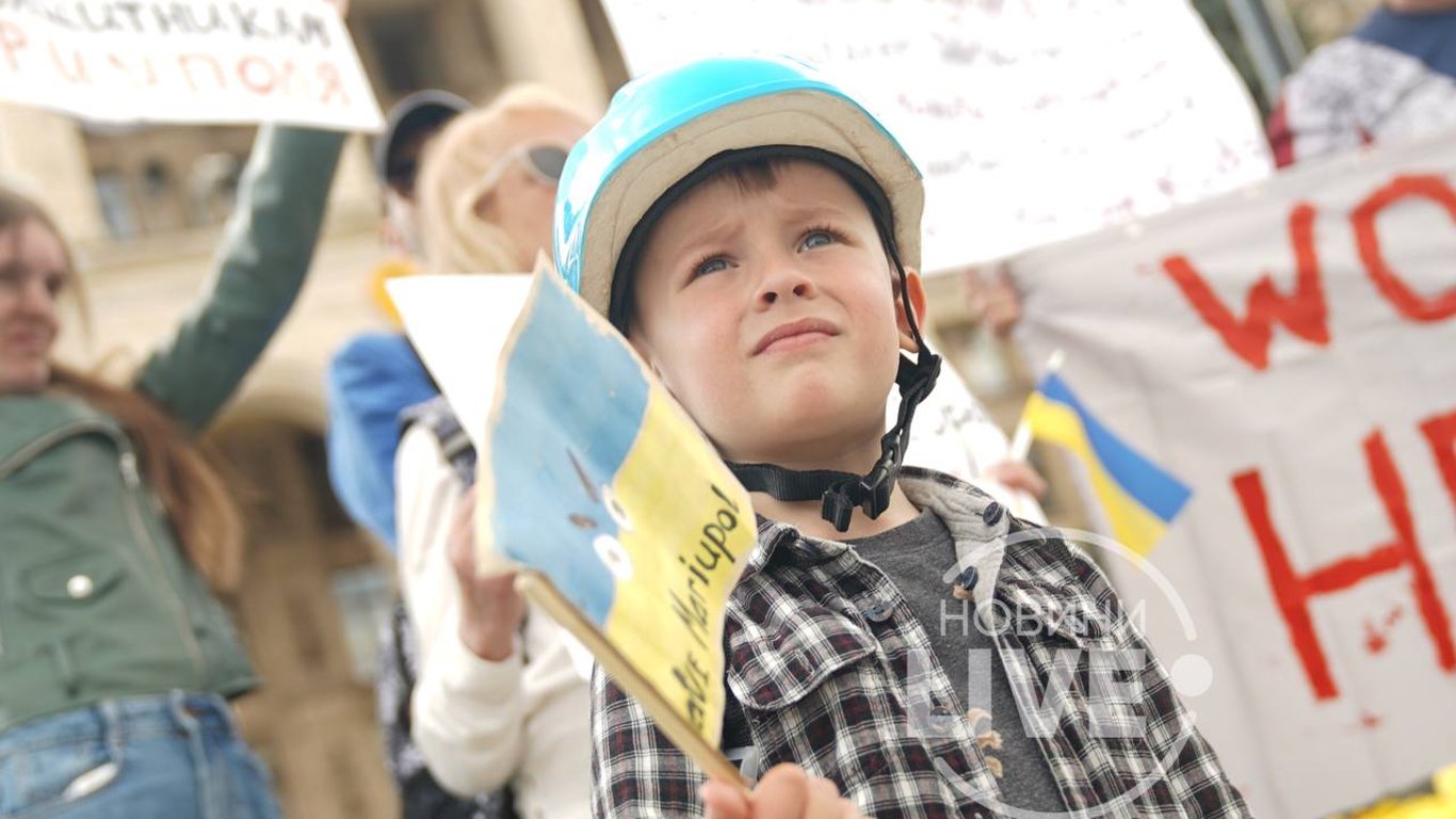 Українці вийшли на мирну акцію та закликали евакуювати військових з Маріуполя