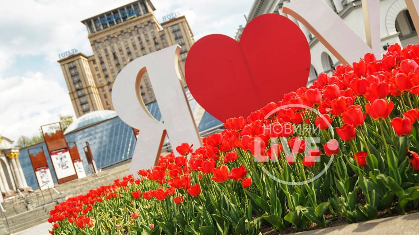 Весна у Києві - у центрі міста цвітуть тюльпани - фоторепортаж